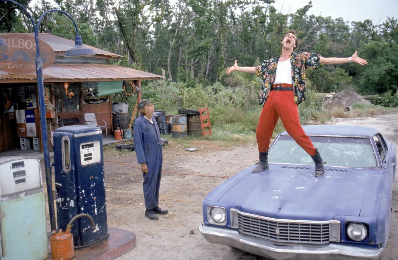 A still from Ace Ventura: Pet Detective (1994)